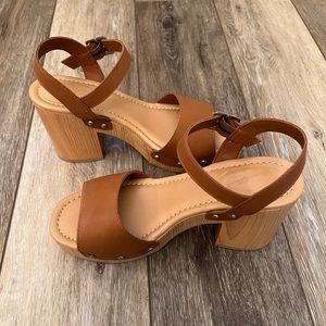 NWOT Universal Thread Brown Wedge